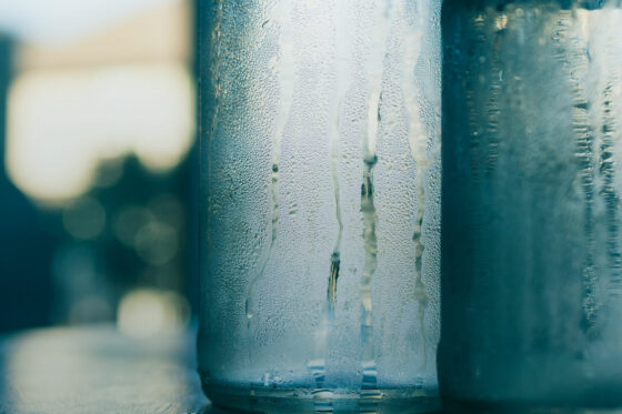 Schwitzen im Sommer tut auch mal Glas – es sei denn vielleicht, es trägt Deo ohne Aluminium