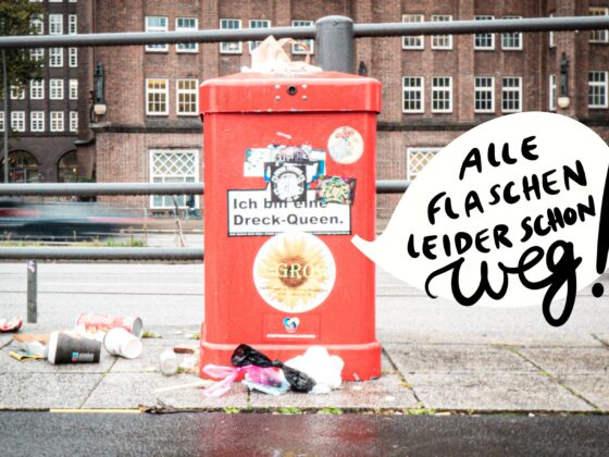 Foto von einem Mülleimer in Hamburg, neben dem unglaublich viel Müll liegt, aber leider keine Pfandflaschen mehr …