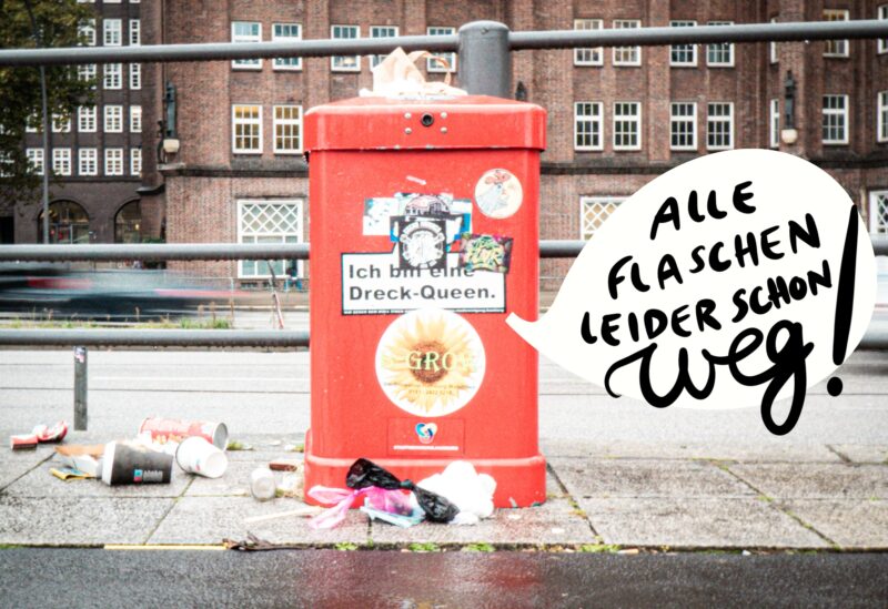 Foto von einem Mülleimer in Hamburg, neben dem unglaublich viel Müll liegt, aber leider keine Pfandflaschen mehr …