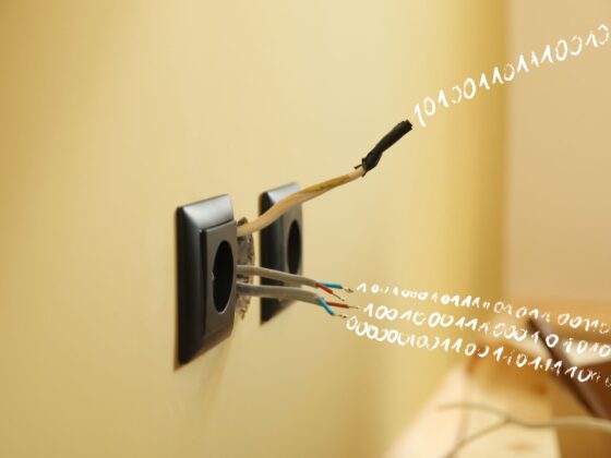 Foto von einer Steckdose an der Wand, aus der traurig ein paar abgerissene Kabel schauen